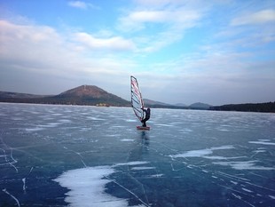 zimní windsurfing na Máchově jezeře